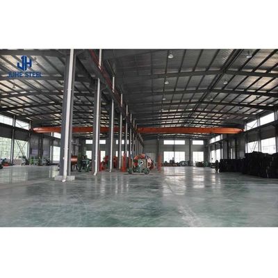 Ana yapı kesimi ve boyalı kaplama ile prefabrik sanayi binası