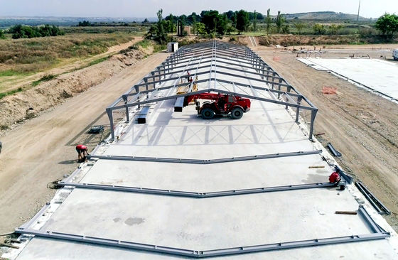 Çelik Çiftliği Yapılandırılmış Tavuk çiftliği Tavuk kafesleri ve metal kulübeleri ile inşaat