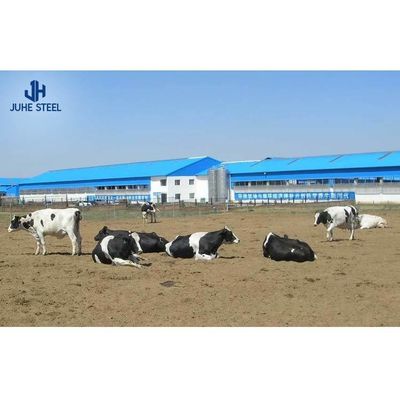 Sandviç paneli çatısı ve yuvarlak kapısı ile prefabrik çelik inek sütü çiftliği evi
